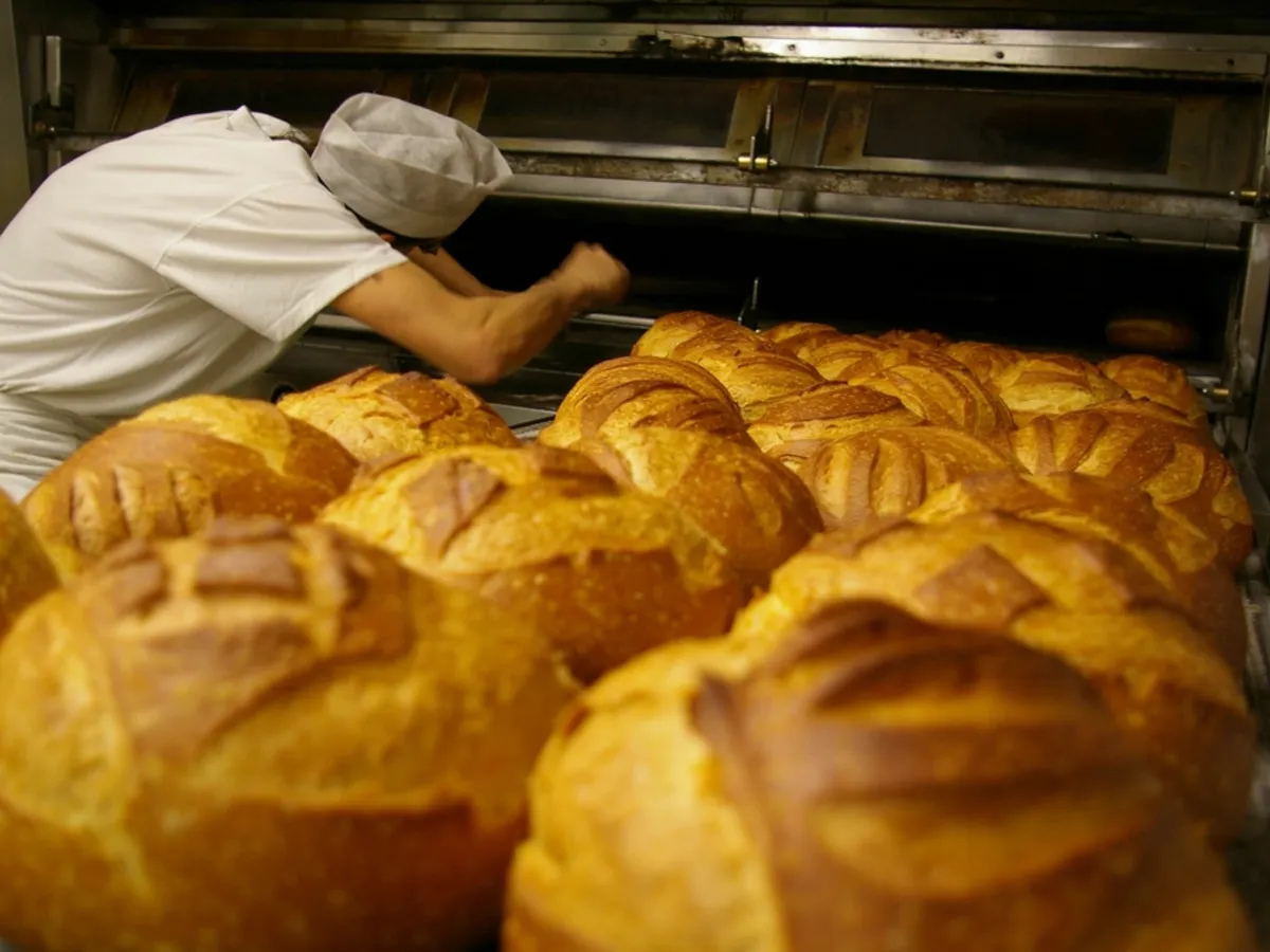 Bakker bij de oven