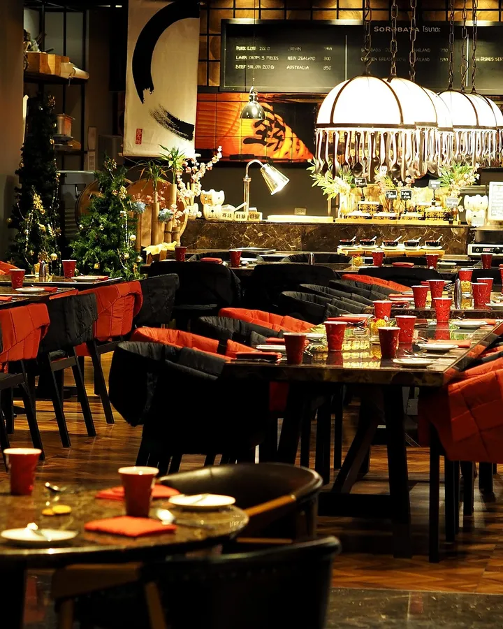 Gedekte tafels in een restaurant